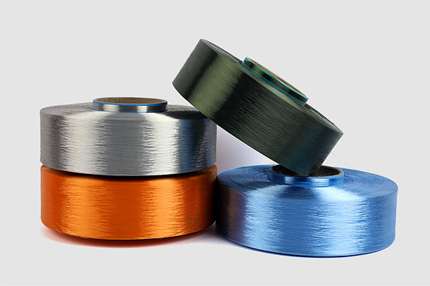 Which type of polyester yarn is more suitable for making summer clothing?